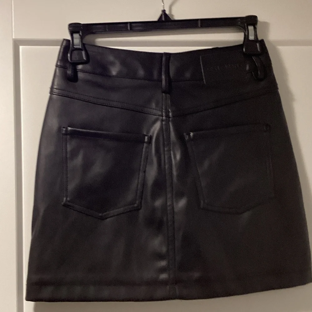 NWT DKNY Size 24 Black Faux Leather‎ Mini Skirt
